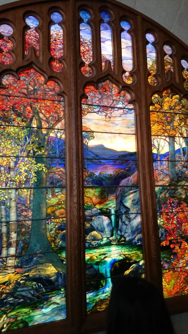 2日あっても全部みるためにかなり急いで後で考えてガイドツアー参加したので時間が無くなったのかなと反省もしてみましたが参加しなければこんなステンドグラスがティファニーだと知らずに帰ったでしょうね<br />American Wing1階です