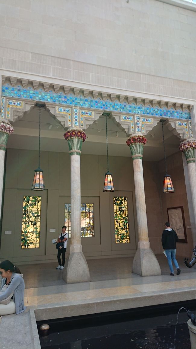 これもティファニー<br />よくある教会のステンドグラスと違う。現代的になってる<br />技術を進歩させたティファニーの功績でしょう