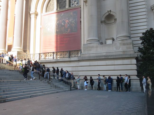 9:48　メトロポリタン美術館着きました。NYシティ北側なのでホテルから近いです。そこそこ並んでますね。中国人と韓国人の多さ半端ない　