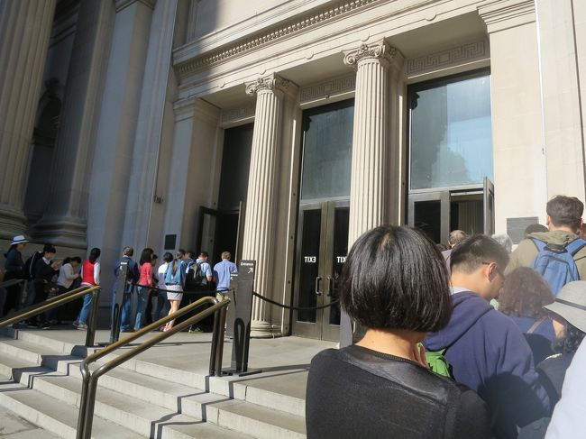 結局前売りやNYパス持ってる人も並ぶんですかね<br />真ん中に人がいないし。