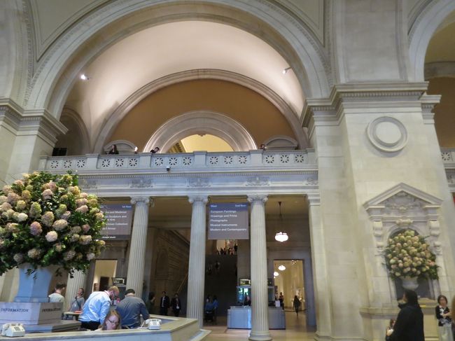 西側ヨーロッパ絵画方面<br />チケット売り場２つ