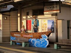 6:47　天竜峡駅に着きました。（飯田駅から27分）

下り列車と行き違いのため8分間停車します。

「天竜峡」は国の名勝に指定されており、天竜川沿いには天竜峡温泉があります。また、天竜舟下りも楽しめます。

■天竜峡温泉［天龍峡温泉観光協会.］
　http://www.tenryukyou.com/
■天竜舟下り
　http://www.gokai-tenryu.com/