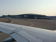 バクーのヘイダルアリエフ国際空港到着。空港ターミナルビルはゲオ(パオ)がモチーフの建物なのでしょうか