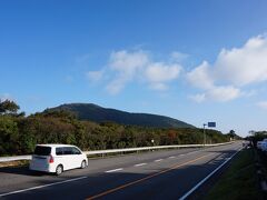 　「山の家」の朝ごはんは７時半からです。朝風呂を浴びて出発準備を整え、車を「九州地区国立大学九重共同研修所」に回して食事。10分でご飯をかき込み、そのまま出発しました。
　牧ノ戸登山口へは車で約20分。着いたのは8時10分過ぎでした。秋晴れの素晴らしい天気、空気も爽やか。絶好の登山日和です。
