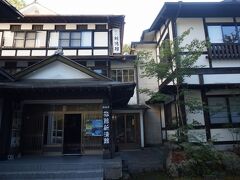 　お楽しみ２は、筌ノ口温泉・旅館新清館へ。歴史を感じる、立派な建物です。
