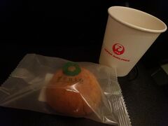 機内にてほっと一息。
マンゴーソフトと一緒に買っておいたチーズ饅頭と、緑茶で。二度目のデザートタイムです。
今日一日、日帰りで駆け足だったとは言え、１分たりとも無駄にせず。宮崎を超！！満喫したと思います。心の底から…楽しかった～！

同行してくれた友人、有給をとり子守をしてくれた夫、お留守番していてくれた子どもたちに感謝感謝です。

これからも安心して旅行を楽しめる平和な世界でありますように


そして定刻通りに羽田着。…寒っっ！
ものすごい温度差Σ(ﾟдﾟlll)
