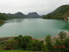 田沢湖から秋田駒ケ岳が綺麗に見えるのですが今日は雨模様なので
見えません。R341を数キロ行くと宝仙湖です。
ダム湖で展望台やダムがあり観光スポットです。
宝仙湖は細長いのでこの後も宝仙湖を見ながら進みました。