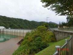 田沢湖からR341を北上し、
玉川ダムに来ました。
ダムの上を歩けるようですが天気が良くなく小雨が降っている
ので見るだけにしました。
ダムで堰き止めて宝仙湖ができたようです。
宝仙湖展望台もできて観光スポットになっていました。