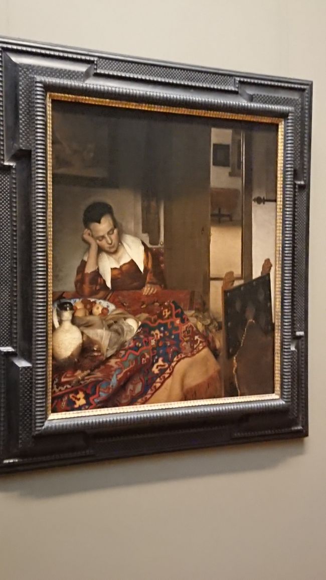 12:10　２Fのフェルメール632番あたり。有名な水差しよりこちらの方を紹介するという捻り。動きがないオランダ絵画の奥にある作者の叫びが聞こえて来るようです。エレベーターに乗ったりして地図を持ってないようですがどのくらいしたら迷わないようになるのでしょうね、しかも他人を誘導するのですから間違えれません