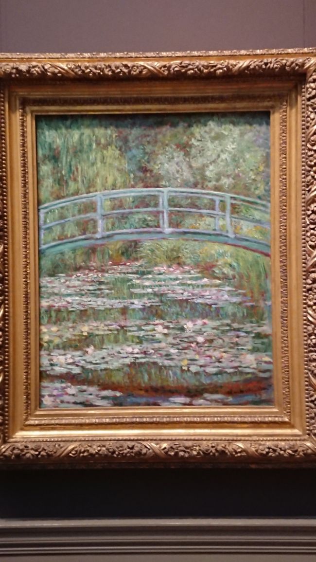 12:22　観光客は必見印象派のコーナーも。819番<br />日本の太鼓橋を意識したと思われそうです。日本カブレなためでしょうか、モネ作品は日本に多めにありますよね。水曜日と金曜日に行ったのですがヨーロッパ絵画混雑してました。12:15までの予定でしたがガイドのおばさまサービス精神豊富で15分オーバー。後でまた聞くから忘れないようにとか言ってなかなかクセモノでしたが（笑）いやあ、良かったわ。ありがとうございました<br />