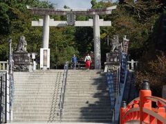 最初に訪れたのは甲府市街の北はずれにある武田神社。
午前中でも参拝客が多かったです。