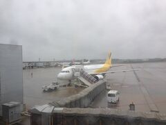 雨の中、バニラエアJW303便で香港へ向かいます。