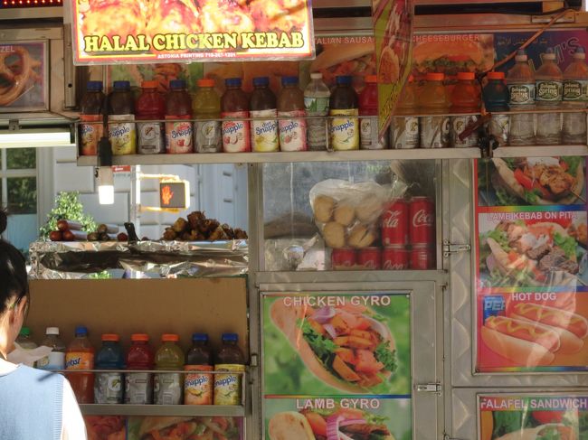 美術館の前にたくさん屋台出てる。ケバブのお店とか<br />晴れてるしみんな美術館入口の階段に座って食べてた<br />テーブルもいくつかあるし。セントラルパークでも良さそう