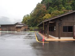 バスで白川郷へ。
やっぱり満席でした。補助席の方もいるくらい。
半分以上が外国の方でしたよ。
1時間弱で到着。