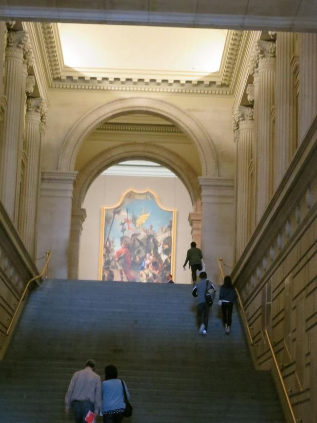 正面入口全然並んでないし荷物検査再度やるけどチラっとみるだけすぐ終了。旅行会社の大げさぶりは商売のためですから今に始まったことじゃない。2階には登らず中央を右ヨーロッパ彫刻や装飾芸術を抜けアメリカンウイングの方へ<br />