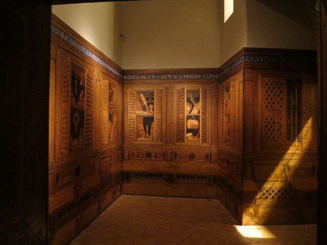 14:55　Studiolo from the Ducal Palace in Gubbio<br />隣に教会があるからこちらもと思ったら勉強とか瞑想のための部屋ですって。差し込んだ光がどこかの教会みたいです。501番ギャラリー　<br />