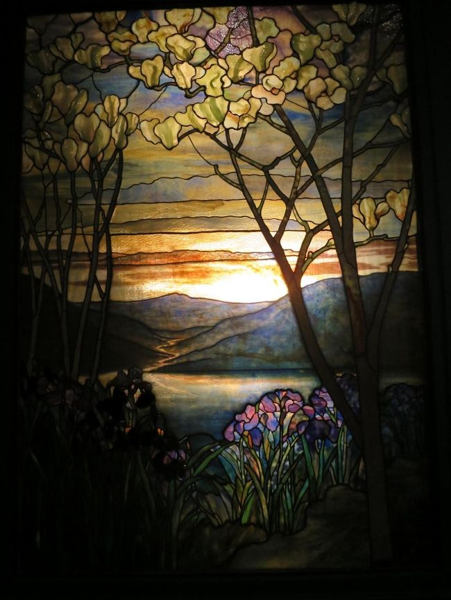 Magnolias and Irises　Designed by Louis Comfort Tiffany <br />再現部屋にさりげなくティファニーのステンドグラスがズラリ。女子力高すぎでしょ。家具とか見事なんだけどこんなのがたくさんあるから限度ないわ　ギャラリー743番<br />