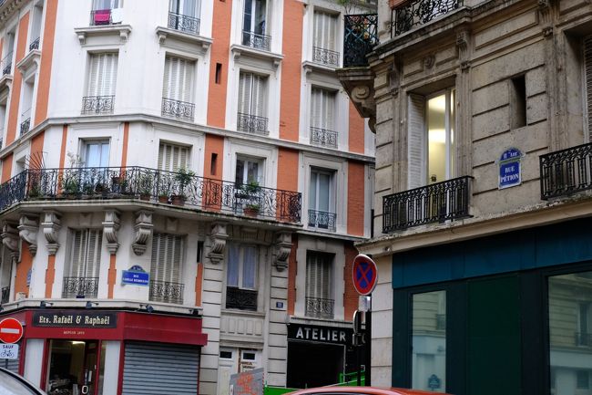 ＝＝＝＝＝＝＝<br />逃亡していたペティオンとビュゾは、逃れに逃れ、流れに流れたジロンド県のサン・テミリオン郊外の洞窟で、二人ながら自殺しているのが発見されていた。収穫月8日、あるいは（1794年）6月26日の話である。<br />（中略）<br />ジロンド派の仲間の訃報を伝え聞いて、さらなる逃亡生活を悲観したというのが、恐らくはペティオンとビュゾの自殺の真相だと思われた。<br />＝＝＝＝＝＝＝<br />人民の父と称された元のパリ市長ペティオンとビュゾの腐乱した遺体は一部野生動物に食われていたという。こうしてアメリカ式の連邦主義を主張したジロンド派は滅亡する。パリ11区にはペティオンの名を冠した通りがあり、デムーランの名を冠した通りと交差している。