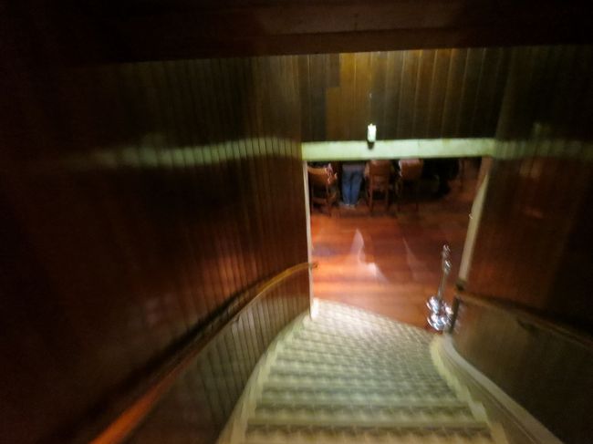 17:50　真っ暗な階段を下りて行った