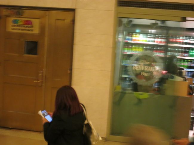 地下に降りて行けばいいものを1階からそのままバーエリアに降りられるという勝手口を探してウロウロ。ピンボケしてるけどここが入口