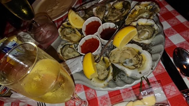 18:10　料理出てくるの早い。降りて行った先はテーブル席かよめっちゃくちゃうるさい。何か聞かれて聞き取れないからひたすらハッピーアワー連呼したわｗ声が聞こえない。あの上品なコの字型になってるカウンターはどこ？そこがいいのにーこっちから入ったからテーブル席に捕まった。生ガキ8個とクラムチャウダー、オイスターワイン2杯チップ込37ドル。牡蠣は殻が残っててシャリシャリするし味が薄いしロクなもんじゃないなこの店。クラムチャウダーも海鮮の味がまったくしない　大失敗ｗ