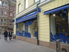 Marimekko（マリメッコ）とか

窓ガラスアートのマリメッコ柄がかわいい♪
日本人が大好きなブランドが並んでる！