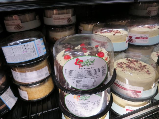 19:15　クルーズでもしようかと思ったけど同行者グズるから早々と帰って来てホテル前のスーパー。大量のそれほどおいしそうでないケーキ<br /><br /><br /><br />