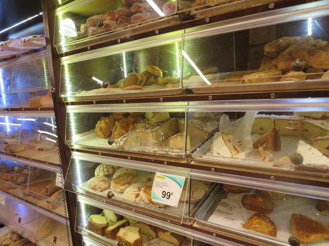 菓子パンはおいしそう。サウスブロンクス暮らしは困らんよーデリもあるよ。お客も店員も普通だよ。私らが一番挙動不審だったよ。何故か板チョコが売ってないけどな