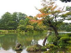 朝の兼六園は人も少なくて写真も撮りやすい。
徽軫灯籠(ことじとうろう）も独り占め。