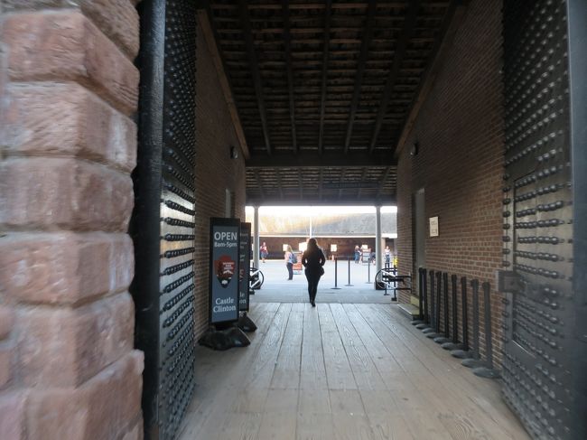 8:30　自由の女神見学するため5号線ボーリンググリーン駅からバッテリーパークチケット売り場に到着。ニューヨークシティ北端から南端へ遠かった