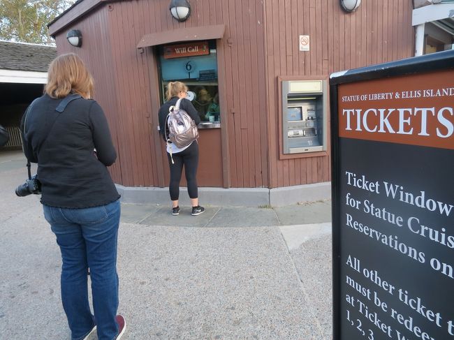 予約チケットと交換するためにパスポートと予約メールのコピーを提示<br />別の人にチケットを譲らないよう渡された紫の紙紐を売り場の人が見ている前で手首に装着するよう指示された。ここまで厳重だったとは。３か月以上あったのでのんびりしてたら希望の１０時がなくなって９時にした。すごい競争率ですね。結果的に９時は空いててよかったけど