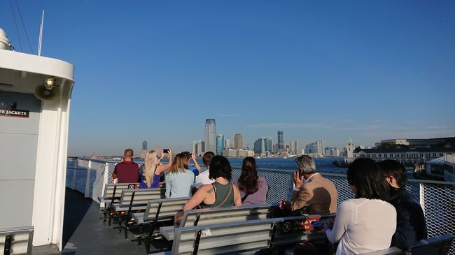 8:46　乗船。最初左側に座ったのですが右側という情報を得ていたので真ん中に移動したら空いた席に喜々として移動していった白人カップルがいたのでアレ？左？と混乱しましたが結局最後はほとんど右側に来てました。空いてるので朝の方がいいです