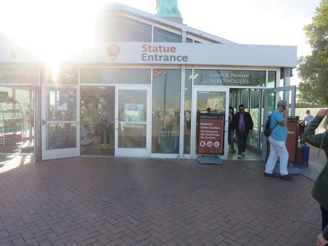 女神入口　チケット持ってる人はここだって<br />ここに来る間に音声ガイド案内あったけど紫の手首紐見て王冠行くならそっちで借りてと言われて借りられなかった