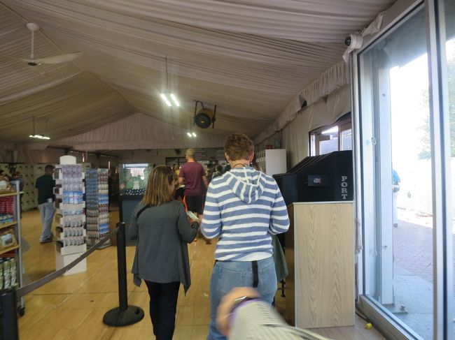 ここが荷物置き場です<br />朝は人が少なくて順調です。それでも予約の人は気を使ってもらえるので優越感。混雑してたら割り込みさせてもらいまくってもっと優越感だろうな