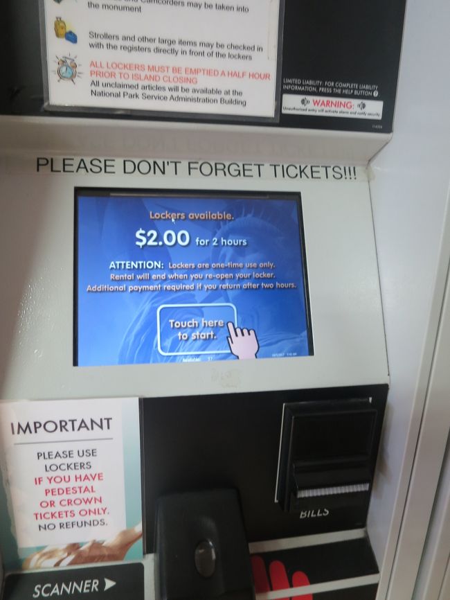 入れたい近くのロッカーの番号入力してお金入れて指紋認証してロッカー開いたら次に閉まった時ロックされちゃうからずっと押さえて開けてないといけない。一回閉まっちゃってギャーギャー騒いでたら黒人お姉さんが見かねて開けてくれた。あと閉まっちゃったらパニック状態で皆同じロッカーに見えるんでｗ番号覚えておいてね開けてもらおうにも何番か分からないと対応できませんから