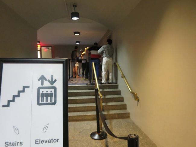 エレベーターのある所まで階段