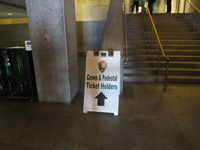 帰る時に気が付いた音声ガイド受け渡し所、柱の左