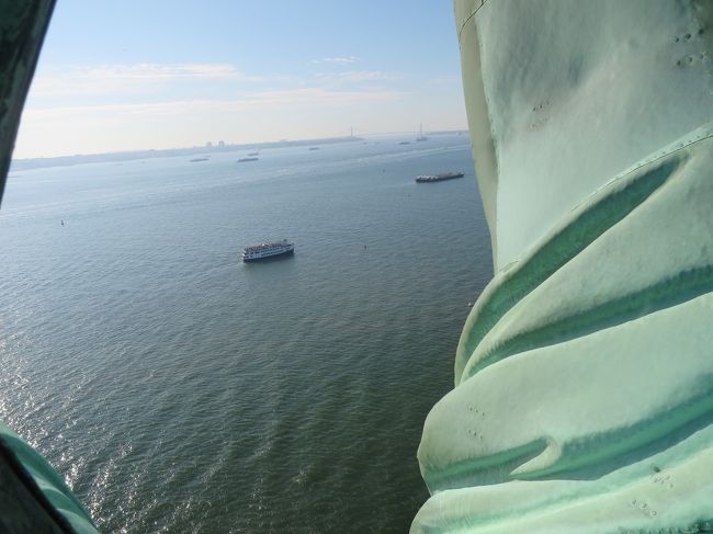 9:24　登頂。激狭空間で写真の順番待ち見るための空間て全然無いんだ<br />階段が続いてるだけ