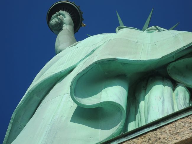 9:45　真下から見る台座の上に出てきたけどこのエリアも予約者だけだったとは。フェリー乗って来てた人全員来れるのかと思ってた。２ドルくらいしか違わないはずなのにプレミアムですね。てことはNYパスも入れないのかな。パスはデメリットも少なくないという印象<br />旅行会社の方すいません、営業妨害で