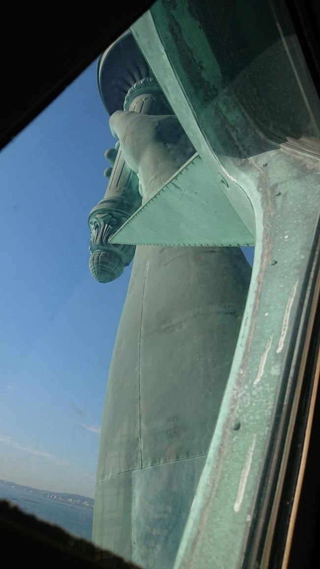 これはすごいでしょトーチが見える<br />エンパイアステートビル展望台はトップオブザロックから見える眺めを宣伝に使うなと言いたい（正確にはそのチケット売ってる代理店）。自分からは見えないのだから