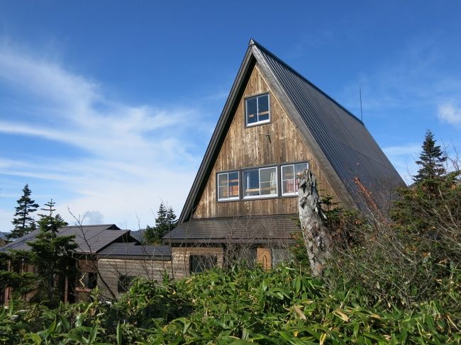 そうこうしているうちに高谷池ヒュッテに到着<br />10:09<br /><br />多くの人が休憩中。