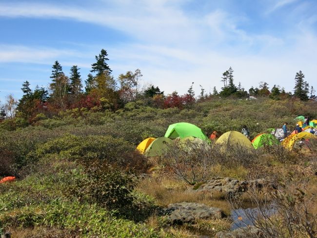 ヒュッテ脇にはテント場。<br />確かにテントを担いでいる人を多く見かけた。