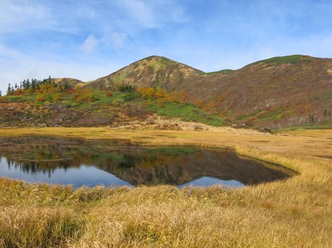 池塘に映る火打山<br /><br />この「天狗の庭」は広大な平原（高層湿原）。<br />従って木道も平坦でゆったり散策できる。<br />夏はきっと花畑だろう。