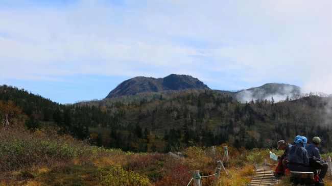 高谷池と天狗の庭の間、“日本庭園”エリアに、このルート唯一のベンチがある。<br />ここからは妙高山が望める。一休みにうってつけの場所だ。<br /><br />ヒュッテの周りは混雑するので、さっさとここまで来てゆっくり昼食休憩と言う方が賢明。<br />事前に分かっていればなぁ･･･<br /><br />仲良しオジサンたちは、ここから見る妙高山の容姿を酷評していた(笑)