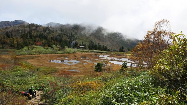 ヒュッテと高谷池が見えてきた。12:05