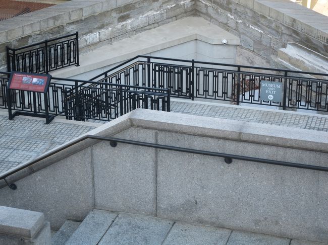 ミュージアムへ見逃さないように気を付けてました。誘導はありますが途中で分からなくなっちゃいました。一番下まで降りて気が付いたんで階段で戻った感じ