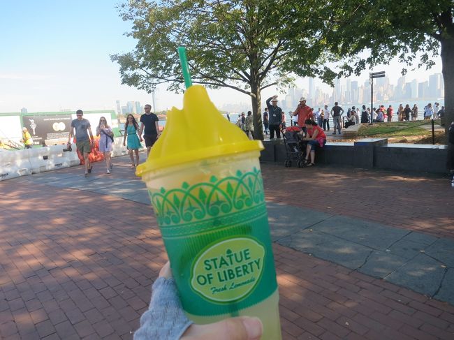 10:22　ロッカー指紋で開けて予約者エリアから出てきてレモネード５ドル。甘いかと思ったら甘さ控えめスッキリ生レモンたっぷり大量に入っててお得<br />