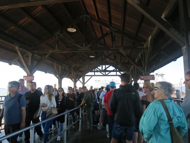 右側がバッテリーパークNY、左側にニュージャージーと書いてあります。左はほとんど人がいないので逆に空いてるこっちに行こうと思って間違える人もいるか？