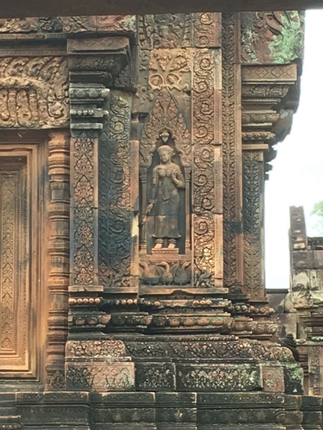 スマホのズーム機能を使って写して見ました。<br />この真ん中に写っているのが東洋のモナリザ。<br />、、、ピンボケしてます。