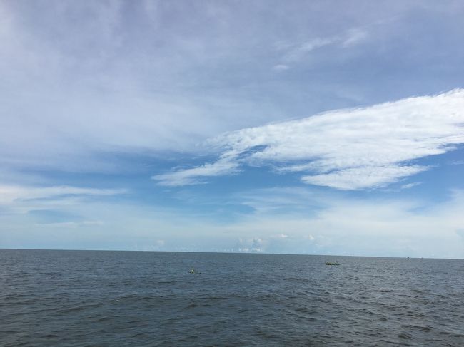 午後はトレンサップ湖でクルーズ船に乗りました。<br />海みたいに見えるけど湖。<br />雲はあるけど　この日はスコールは降りませんでした。